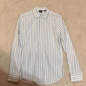 White and grey men’s medium shirt